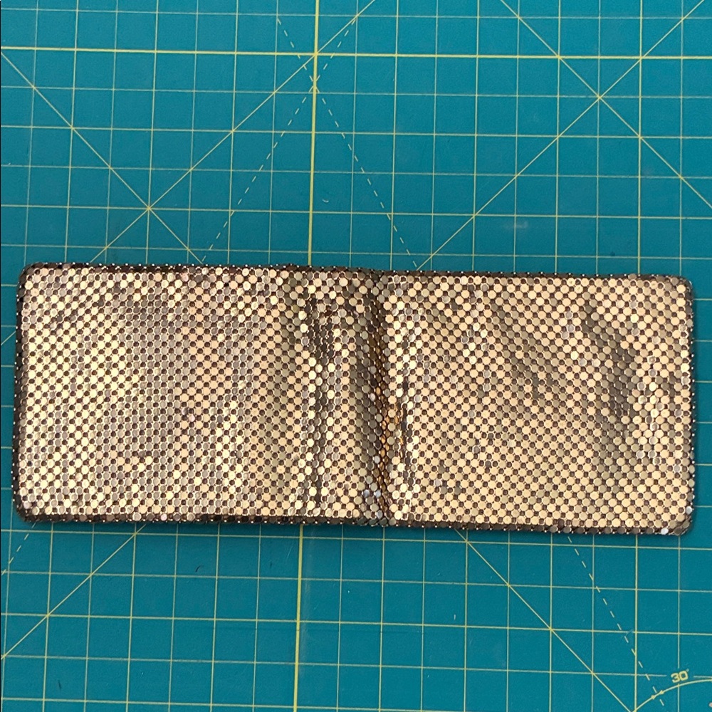 Gold mesh wallet - Picture 2 of 5